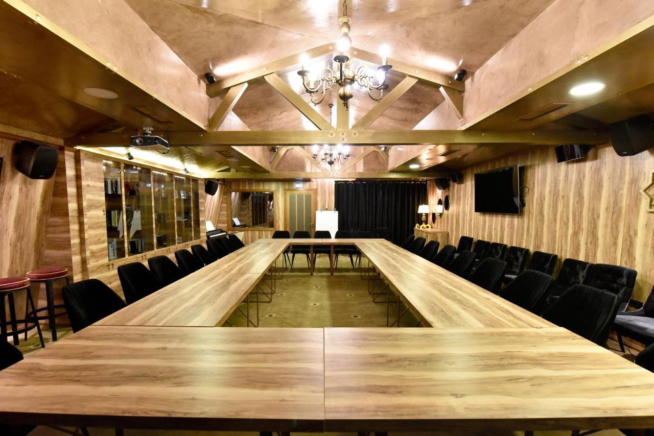 פוגרדץ Hotel Hymeti'S Palace מראה חיצוני תמונה